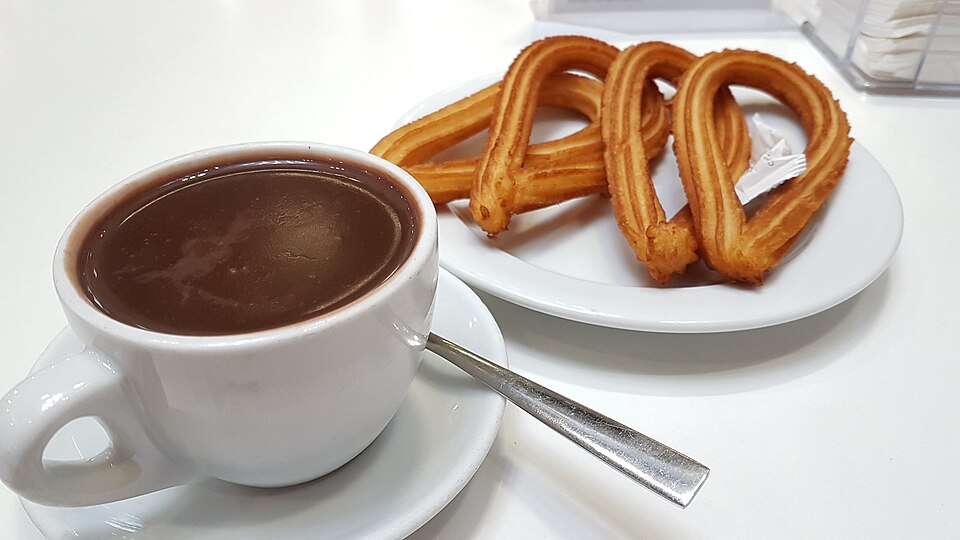 Churros con chocolate — Spanish churros with a cup of thick hot chocolate